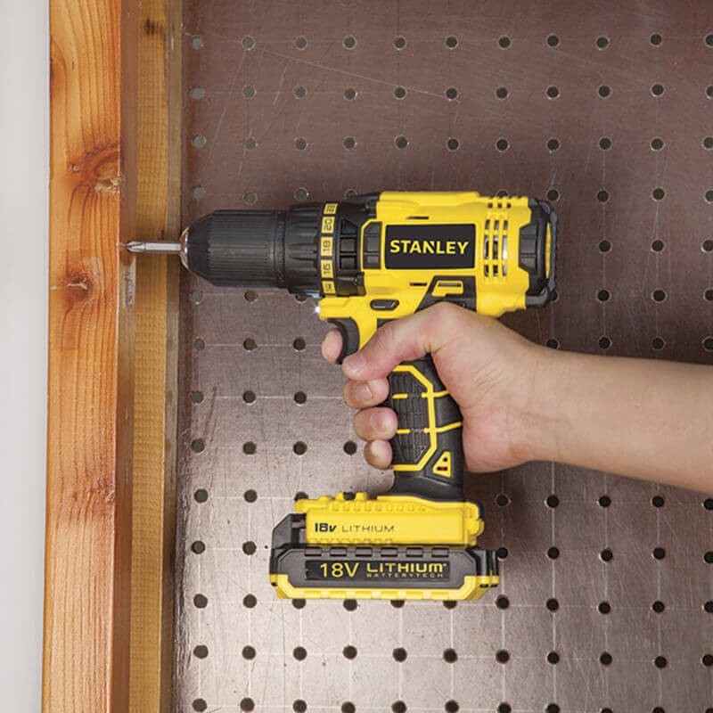 Шуруповерт аккумуляторный Li-Ion 18V/1.5A STANLEY SCD20S2K